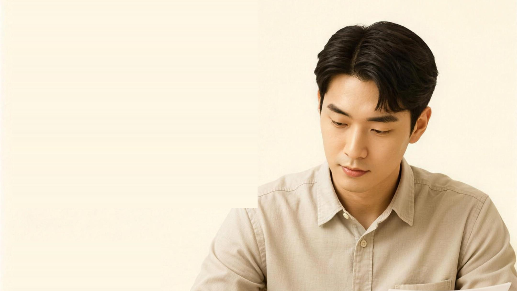 우리카드현금화 서류를 살펴보며 카드 상태를 확인하는 다음머니 안내 이미지